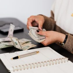 Gestoría de subvenciones trabajando